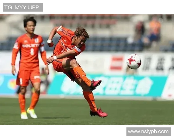 大宫松鼠与冈山绿雉的激烈对决展现足球魅力与团队精神 大宫松鼠与冈山绿雉的激烈对决展现足球魅力与团队精神